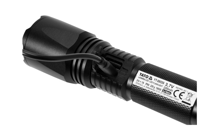 Multifunkčné LED svietidlo YATO YT-08559 s výkonom 900 lm, powerbankou, otváračom fliaš a núdzovým kladivom.